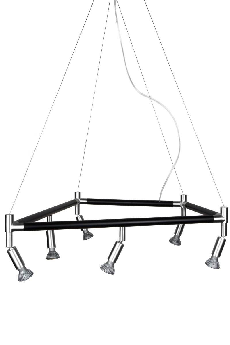 Mr Hyde 70cm Chrome suspension De Globen Lighting - Le plafonnier polyvalent est dot&eacute; de supports de lampe rotatifs, parfaits pour les projecteurs ou les sources de lumi&egrave;re d'ambiance.