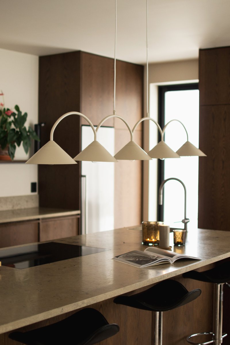 Curve 165cm Beige suspension De Globen Lighting - Cette suspension en m&eacute;tal laqu&eacute; mat est dot&eacute;e de cinq abat-jours et est livr&eacute;e avec deux c&acirc;bles textiles de 200 cm et un bo&icirc;tier de plafond assorti.