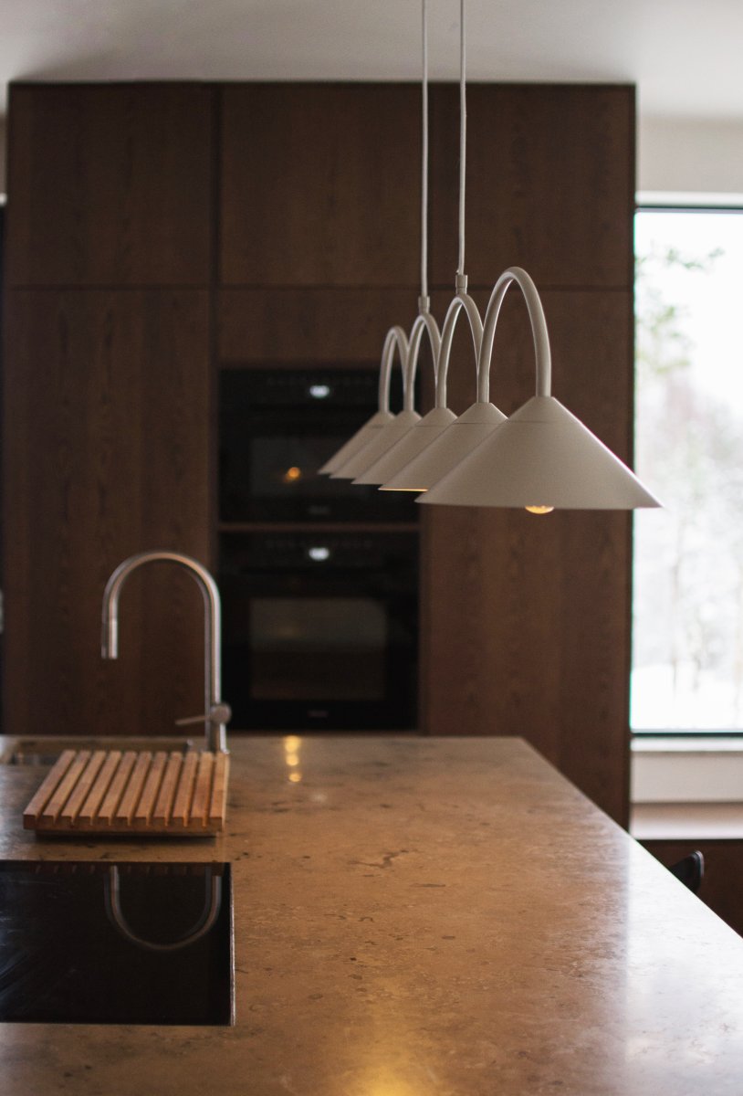 Curve 165cm Beige suspension De Globen Lighting - Cette suspension en m&eacute;tal laqu&eacute; mat est dot&eacute;e de cinq abat-jours et est livr&eacute;e avec deux c&acirc;bles textiles de 200 cm et un bo&icirc;tier de plafond assorti.