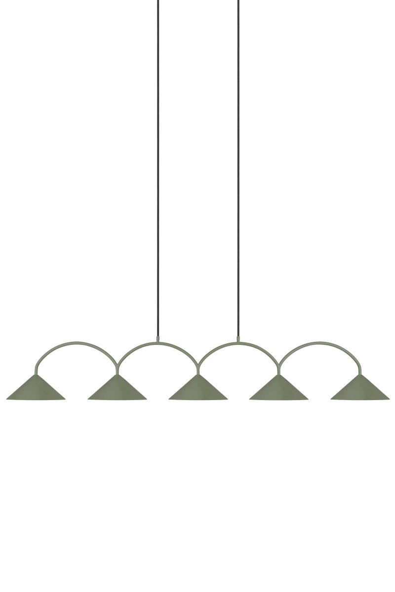 Curve 165cm Vert mousse suspension De Globen Lighting - Cette suspension en m&eacute;tal laqu&eacute; mat est dot&eacute;e de cinq abat-jours et est livr&eacute;e avec deux c&acirc;bles textiles de 200 cm et un bo&icirc;tier de plafond assorti.