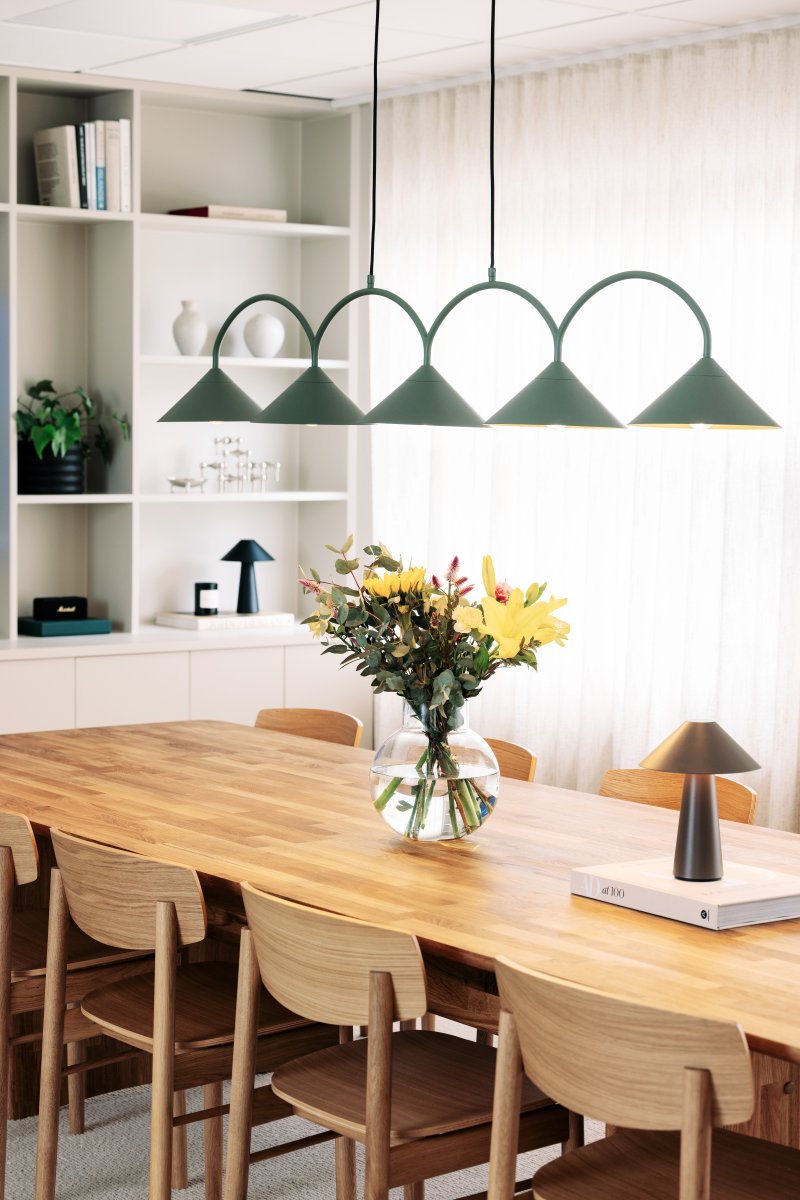 Curve 165cm Vert mousse suspension De Globen Lighting - Cette suspension en m&eacute;tal laqu&eacute; mat est dot&eacute;e de cinq abat-jours et est livr&eacute;e avec deux c&acirc;bles textiles de 200 cm et un bo&icirc;tier de plafond assorti.