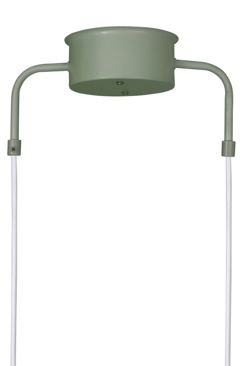 Curve 165cm Vert mousse suspension De Globen Lighting - Cette suspension en m&eacute;tal laqu&eacute; mat est dot&eacute;e de cinq abat-jours et est livr&eacute;e avec deux c&acirc;bles textiles de 200 cm et un bo&icirc;tier de plafond assorti.