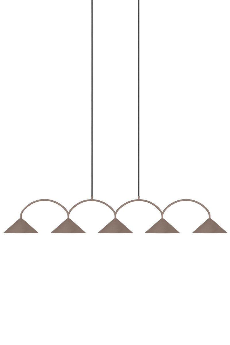 Curve 165cm Brun suspension De Globen Lighting - Elle convient parfaitement au-dessus d'une table &agrave; manger ou dans une cuisine.