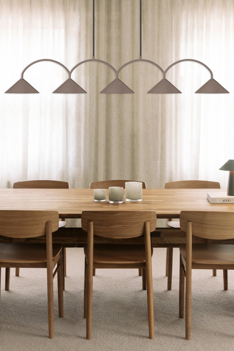 Curve 165cm Brun suspension De Globen Lighting - Elle convient parfaitement au-dessus d'une table &agrave; manger ou dans une cuisine.