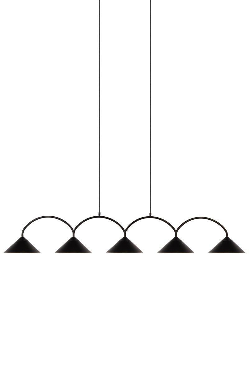 Curve 165cm Noir suspension De Globen Lighting - Cette suspension en m&eacute;tal laqu&eacute; mat est dot&eacute;e de cinq abat-jours et est livr&eacute;e avec deux c&acirc;bles textiles de 200 cm et un bo&icirc;tier de plafond assorti.