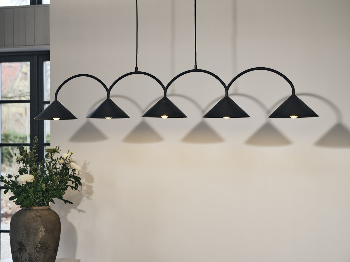Curve 165cm Noir suspension De Globen Lighting - Cette suspension en m&eacute;tal laqu&eacute; mat est dot&eacute;e de cinq abat-jours et est livr&eacute;e avec deux c&acirc;bles textiles de 200 cm et un bo&icirc;tier de plafond assorti.