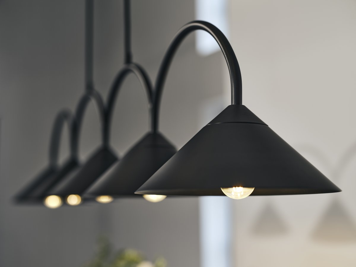 Curve 165cm Noir suspension De Globen Lighting - Cette suspension en m&eacute;tal laqu&eacute; mat est dot&eacute;e de cinq abat-jours et est livr&eacute;e avec deux c&acirc;bles textiles de 200 cm et un bo&icirc;tier de plafond assorti.