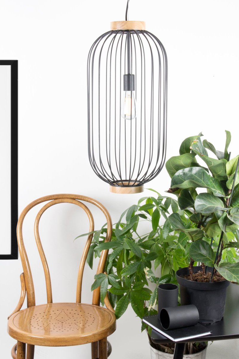 Berlin Ø30 Noir suspension De Globen Lighting - Plafonnier de forme ovale avec tiges m&eacute;talliques en noir mat et d&eacute;coration au-dessus et en dessous en fr&ecirc;ne.