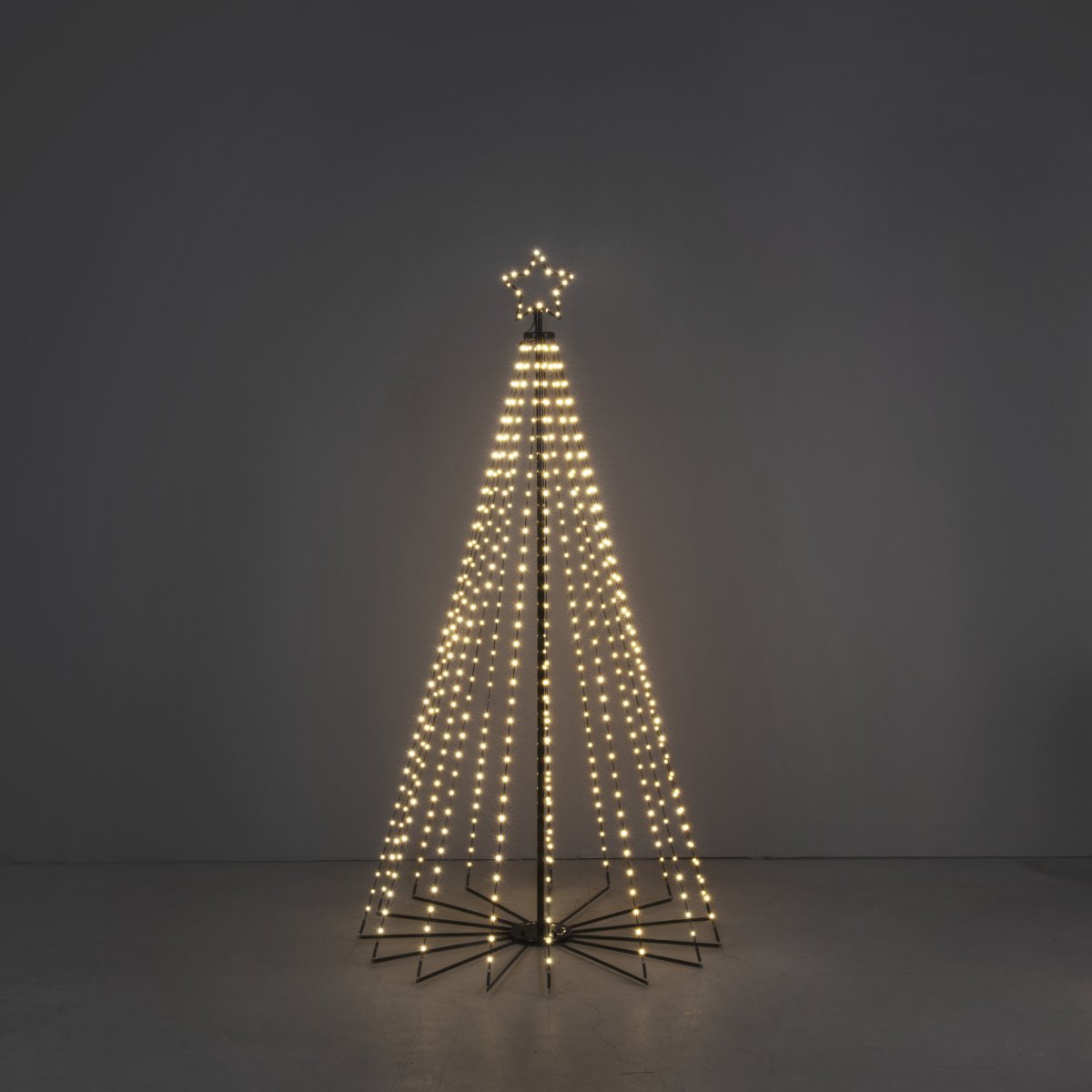 Sapin De Noël En Métal 1,8m Noir De Konstsmide - Ce sapin de No&euml;l en m&eacute;tal avec &eacute;toiles et &eacute;clairage LED int&eacute;gr&eacute; est une interpr&eacute;tation &eacute;l&eacute;gante et moderne du sapin de No&euml;l classique.