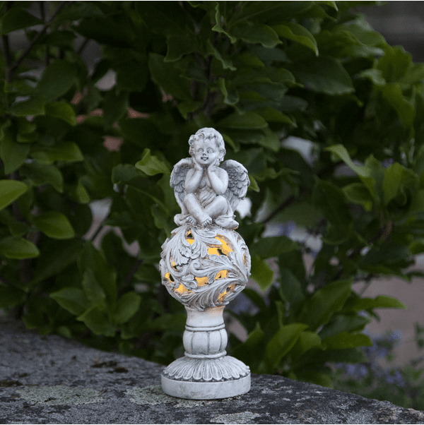 Angel Gris lampe solaire De Star Trading - La lumi&egrave;re int&eacute;gr&eacute;e diffuse une douce lueur blanche chaude, cr&eacute;ant une atmosph&egrave;re calme et accueillante au cr&eacute;puscule.