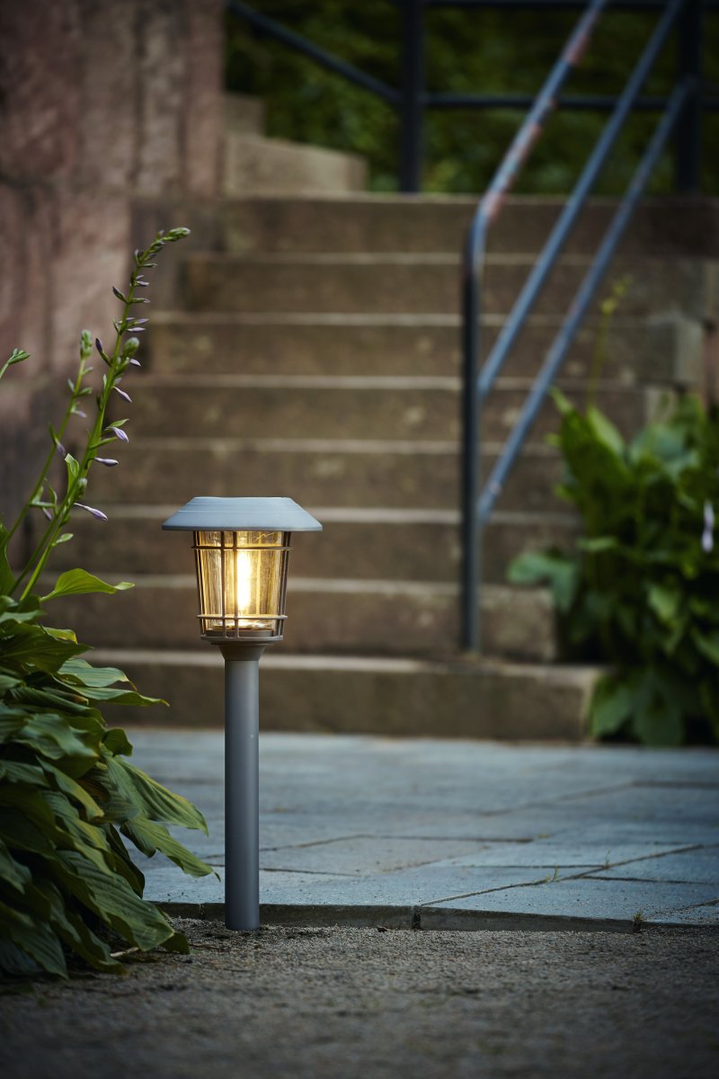 Filip Graphite lampe solaire De Star Trading - La lampe se recharge pendant la journ&eacute;e gr&acirc;ce &agrave; l'&eacute;nergie solaire et s'&eacute;teint automatiquement &agrave; la tomb&eacute;e de la nuit.