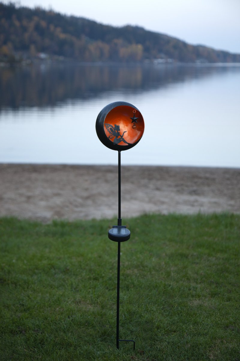 Fairytale Ambre lampe solaire De Star Trading - À la tombée de la nuit, la lampe diffuse une douce lumière jaune chaude, créant une atmosphère chaleureuse.