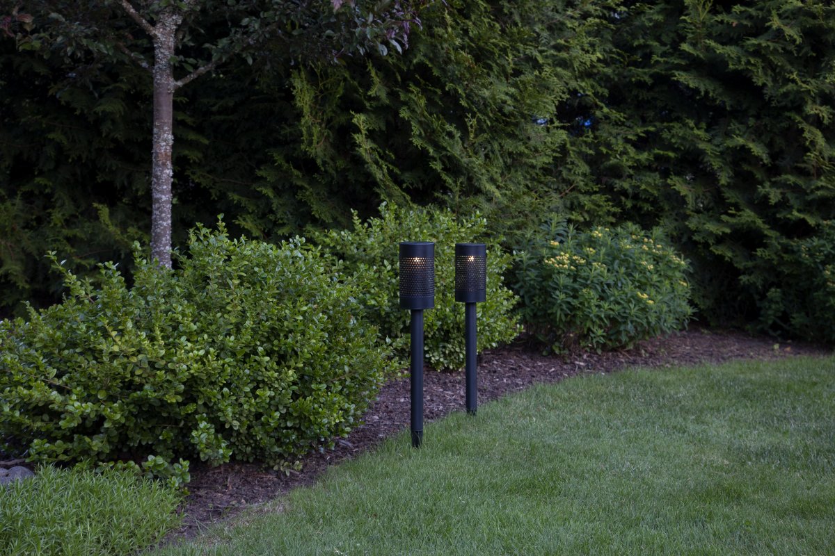 Blace Noir lampe solaire De Star Trading - La borne solaire Blace est une solution d'éclairage décorative et élégante pour les jardins et les allées.