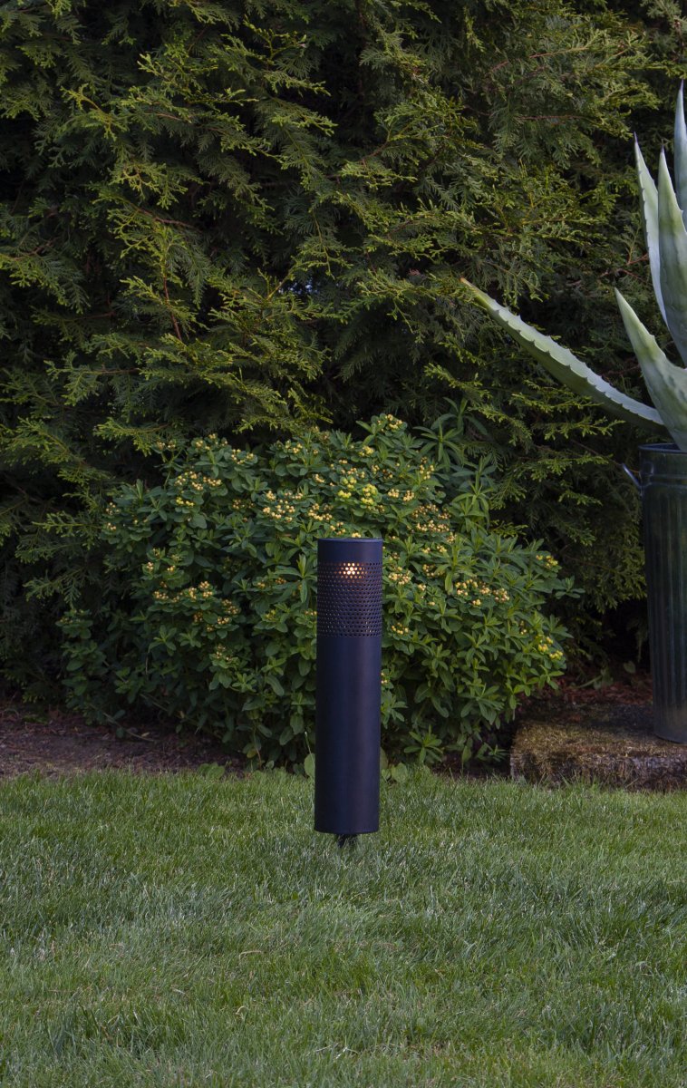 Blace Noir lampe solaire De Star Trading - La borne solaire Blace est une solution d'éclairage décorative et élégante pour les jardins et les allées.