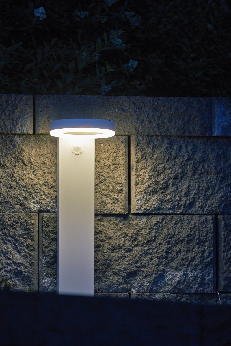 Vidi Blanc lampe solaire De Star Trading - Éclairage de chemin à énergie solaire qui illumine la borne solaire la nuit et via la détection de mouvement pendant 25 secondes avec 500 lumens, puis réduit à 70 lumens de lumière continue.
