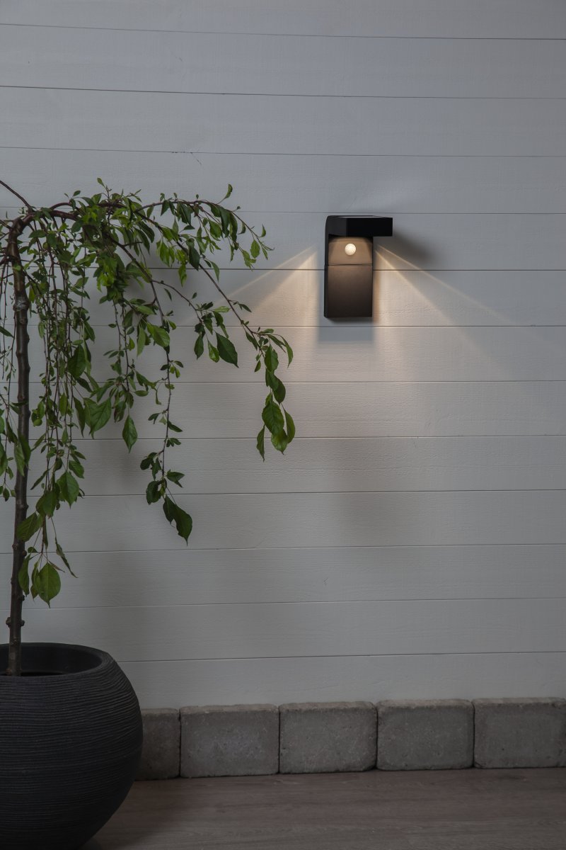 Vici Noir lampe solaire De Star Trading - Elle s'allume automatiquement grâce à un détecteur de mouvement et diffuse une lumière blanche pendant environ 25 secondes à 300 lumens, puis passe à un éclairage continu de 30 lumens avant de s'éteindre.