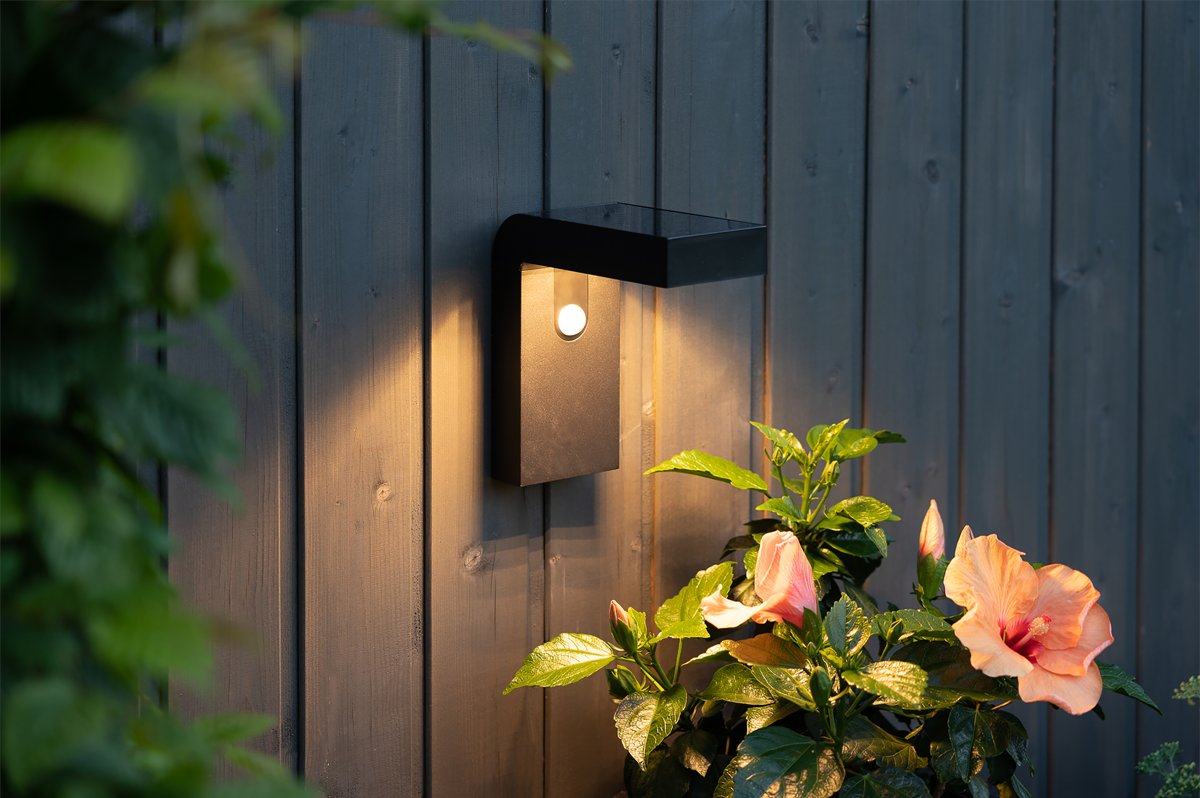 Vici Noir lampe solaire De Star Trading - Elle s'allume automatiquement grâce à un détecteur de mouvement et diffuse une lumière blanche pendant environ 25 secondes à 300 lumens, puis passe à un éclairage continu de 30 lumens avant de s'éteindre.