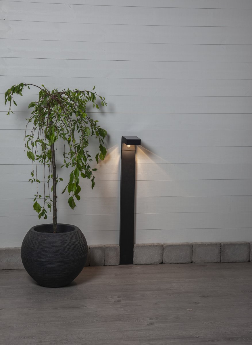 Vici Noir lampe solaire De Star Trading - Elle se recharge grâce à des cellules solaires pendant la journée et s'allume automatiquement le soir et la nuit lorsqu'un mouvement est détecté.