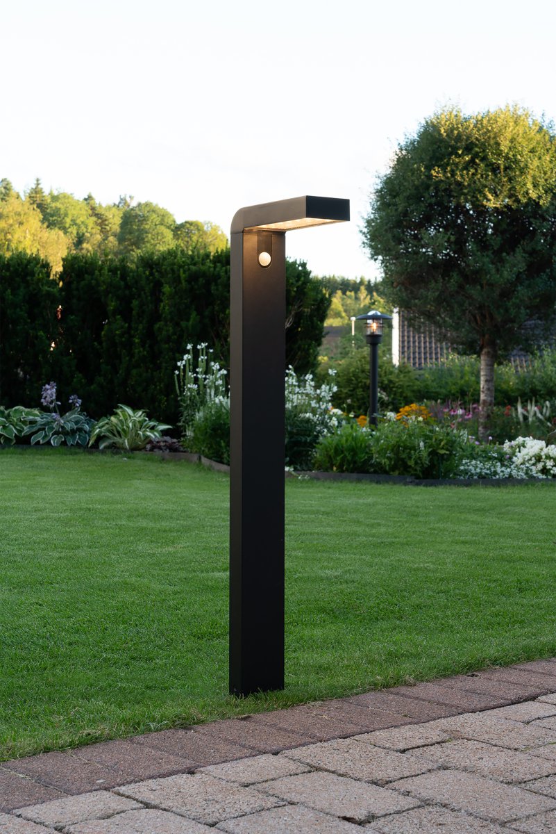 Vici Noir lampe solaire De Star Trading - Elle se recharge grâce à des cellules solaires pendant la journée et s'allume automatiquement le soir et la nuit lorsqu'un mouvement est détecté.
