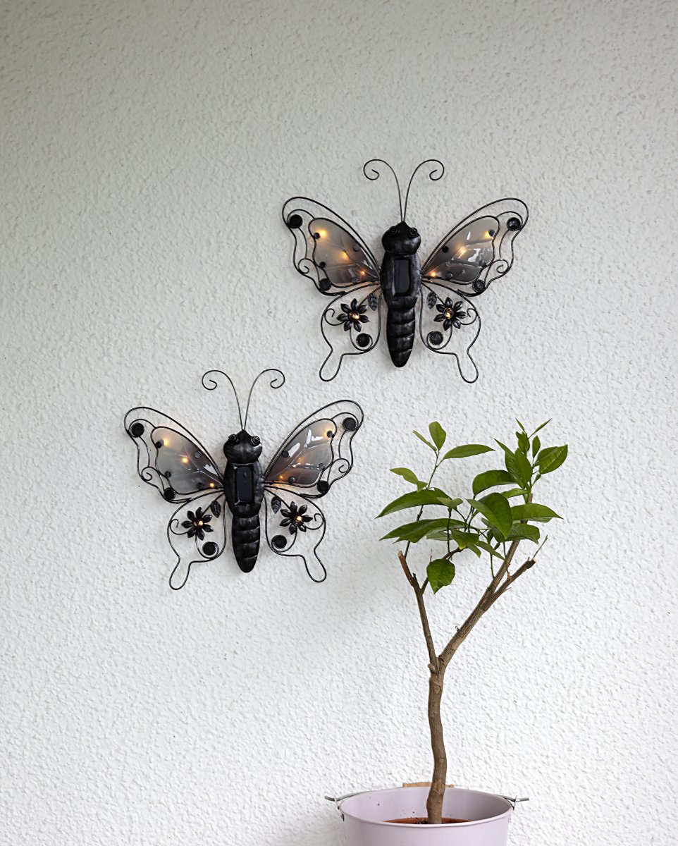 Butterfly Noir lampe solaire De Star Trading - La lampe solaire papillon est une applique murale décorative en forme de papillon.