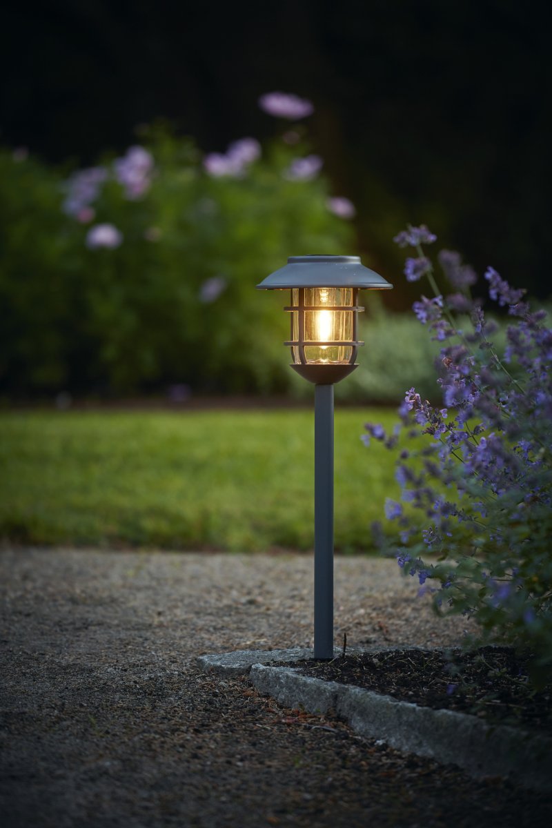 Filippa Graphite lampe solaire De Star Trading - La lampe se recharge pendant la journ&eacute;e gr&acirc;ce &agrave; l'&eacute;nergie solaire et s'&eacute;teint automatiquement &agrave; la tomb&eacute;e de la nuit, sans aucun fil.