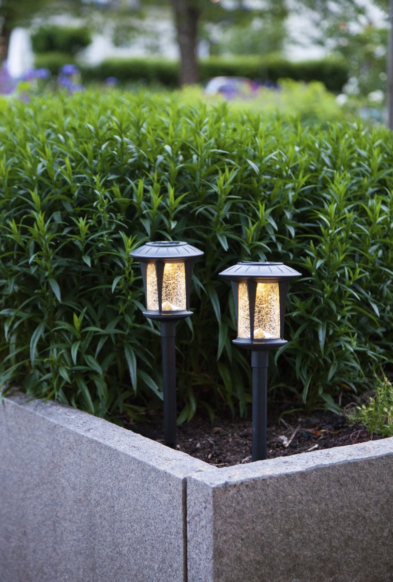 Monaco Pack De 2 Noir lampe solaire De Star Trading - Les lampes se rechargent à l'énergie solaire pendant la journée et s'allument automatiquement à la tombée de la nuit, pour un éclairage extérieur simple et écoénergétique.