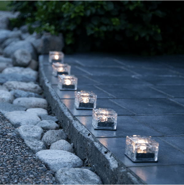 Icecube Pack De 3 Transparent lampe solaire De Star Trading - Ils se rechargent pendant la journ&eacute;e et s'allument automatiquement &agrave; la tomb&eacute;e de la nuit, diffusant une douce lumi&egrave;re blanche chaude.