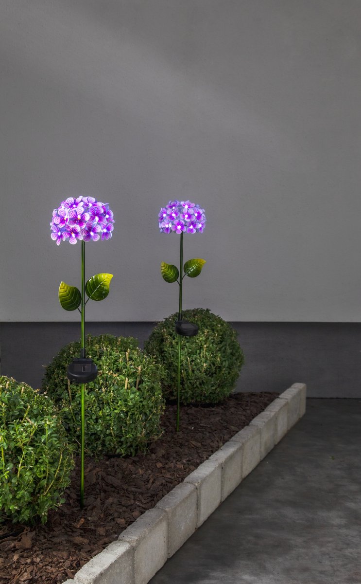 Hortensia Rose lampe solaire De Star Trading - Fabriqu&eacute;e en m&eacute;tal aux nuances de rose et de vert, cette d&eacute;coration embellira vos massifs, pots ou all&eacute;es de jardin.