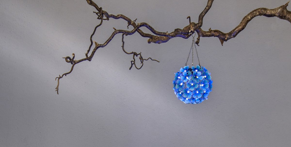 Hortensia Bleu lampe solaire De Star Trading - Belle d&eacute;coration de cellule solaire en forme de fleur bleue suspendue.