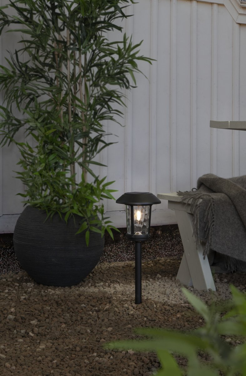 Florian Noir lampe solaire De Star Trading - La borne solaire Florian est un luminaire de jardin élégant et classique, fabriqué en aluminium et en verre.