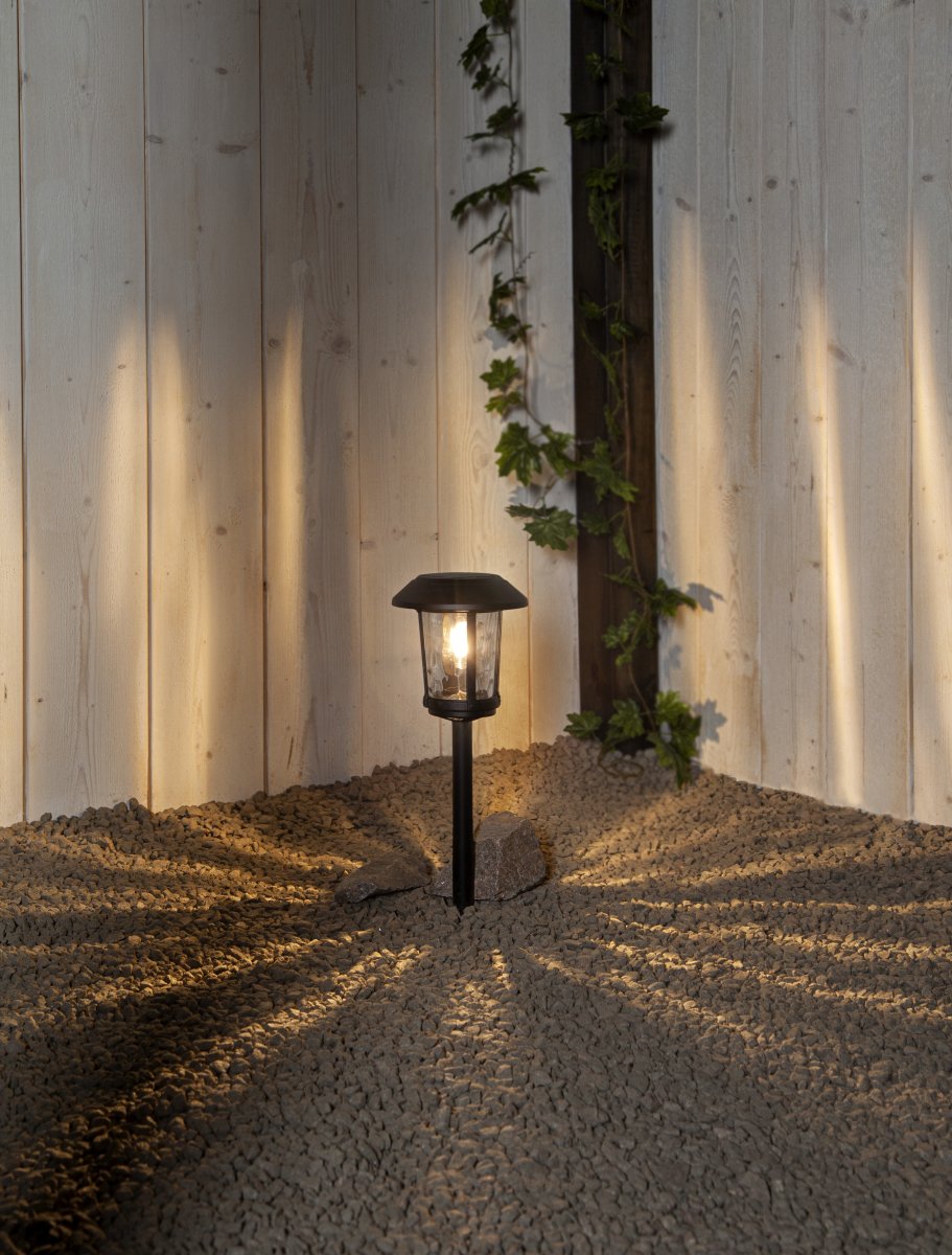 Florian Noir lampe solaire De Star Trading - La borne solaire Florian est un luminaire de jardin élégant et classique, fabriqué en aluminium et en verre.