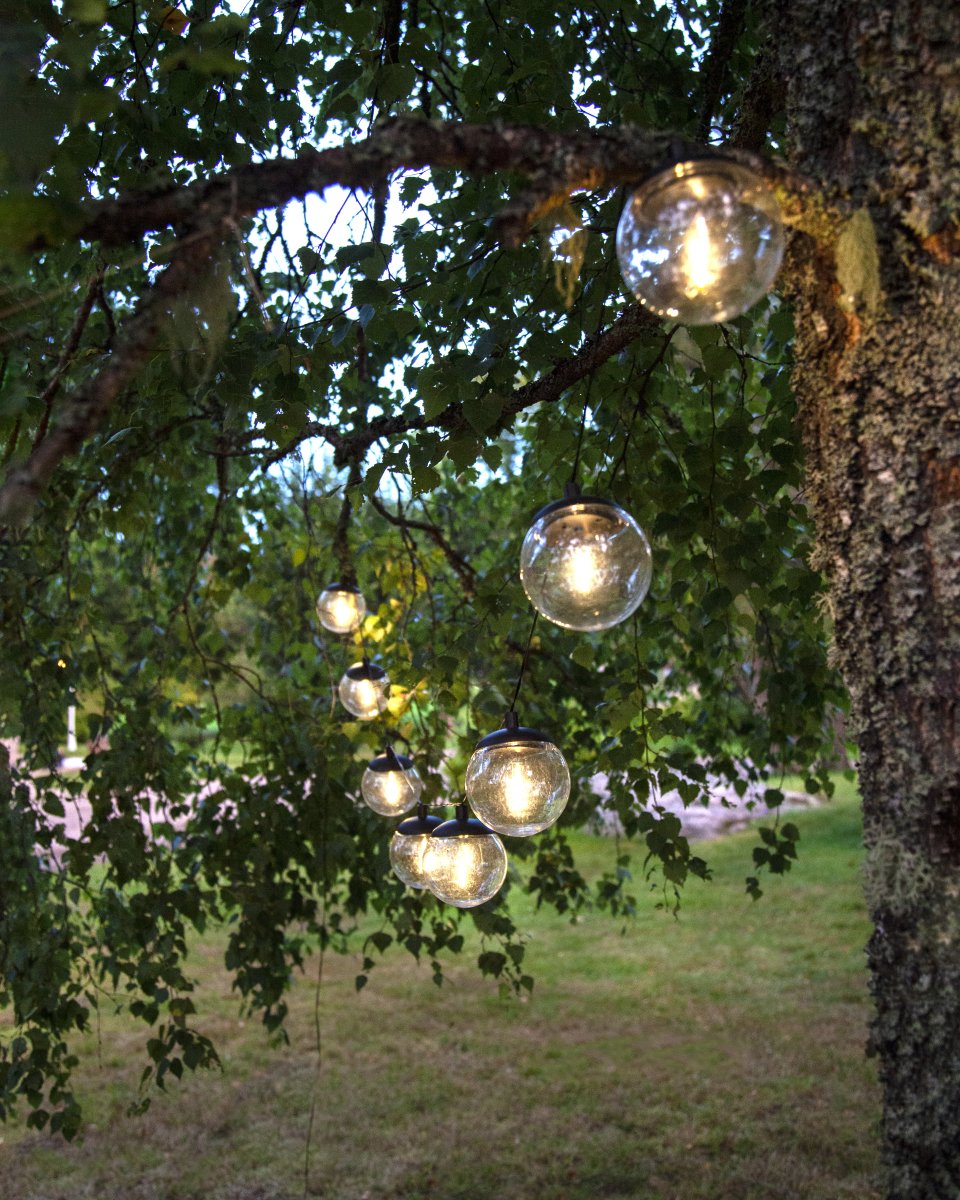 Globe Noir lampe solaire De Star Trading - La boucle de cellules solaires Globe se compose de 8 boules en plastique PS transparent avec un câble de 30 cm de long entre elles.