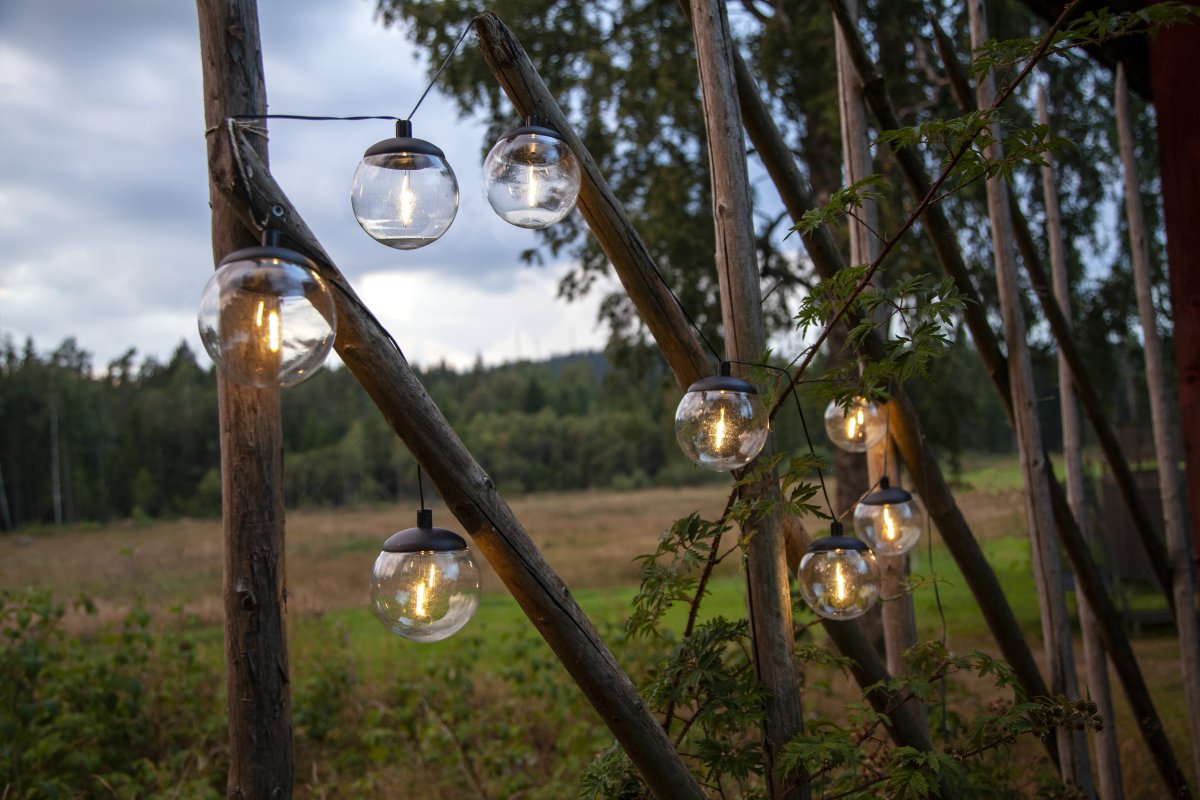 Globe Noir lampe solaire De Star Trading - La boucle de cellules solaires Globe se compose de 8 boules en plastique PS transparent avec un câble de 30 cm de long entre elles.