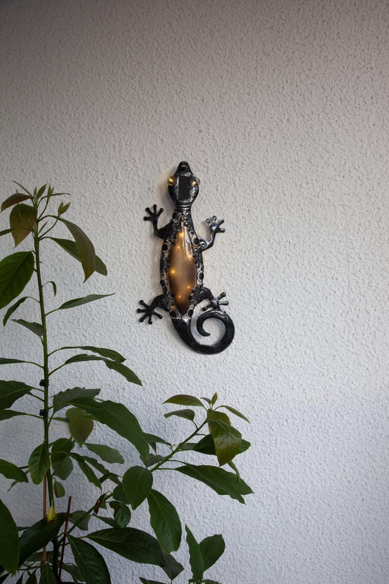 Gecko Noir lampe solaire De Star Trading - L'applique solaire Gecko est une lampe décorative unique en forme de lézard.
