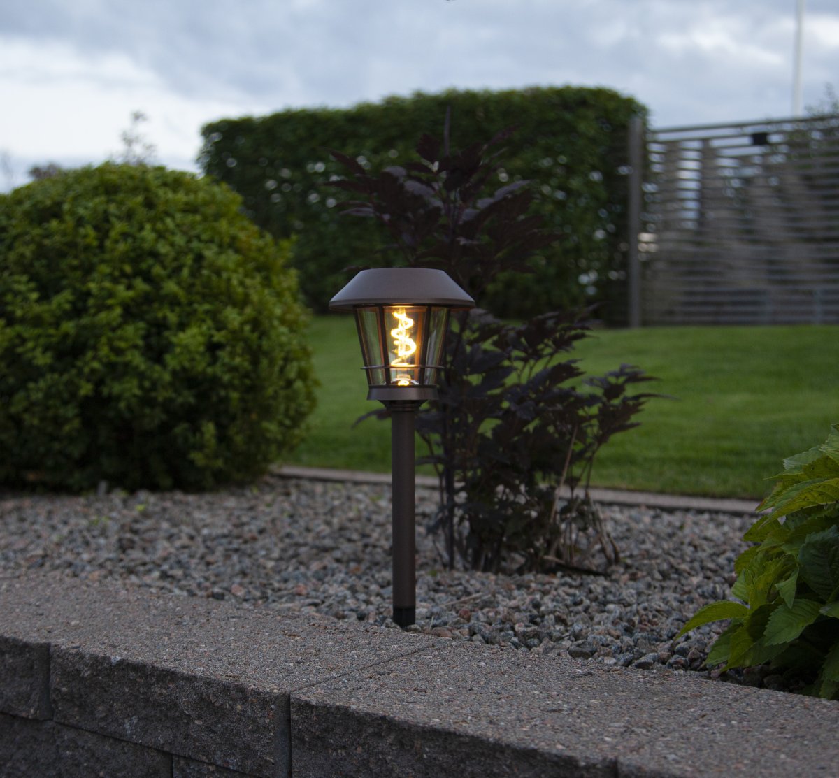 Fergus Brun lampe solaire De Star Trading - Notre lampe solaire Fergus est une lampe de couloir marron avec un filament en spirale qui brille dans le noir avec 10 lumens.