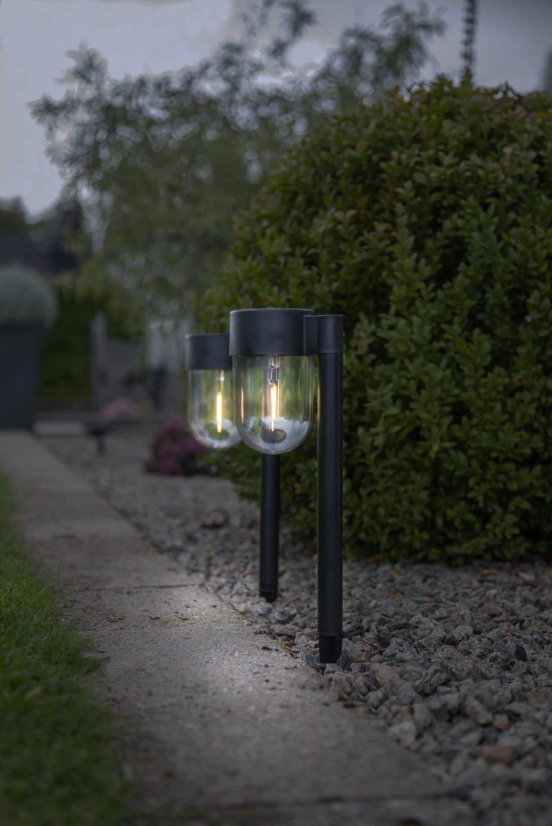 Cupola 2-p Noir lampe solaire De Star Trading - La lampe solaire Cupola est un pack de 2 lampes de chemin avec un verre suspendu en forme de dôme en acrylique.