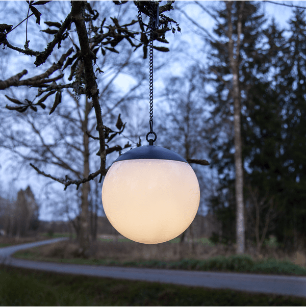 Globus Blanc lampe solaire De Star Trading - Globus est une &eacute;l&eacute;gante suspension solaire en polystyr&egrave;ne blanc, facile &agrave; installer gr&acirc;ce &agrave; sa cha&icirc;ne et son clip inclus.