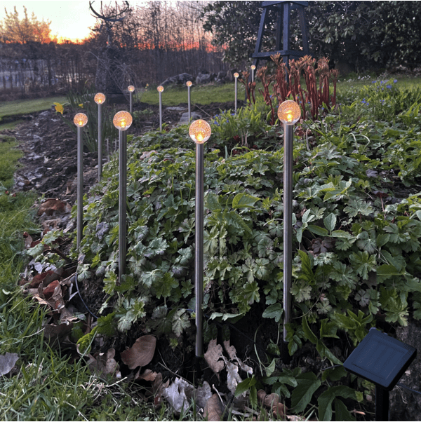 Bubbly 10-pin Argent lampe solaire De Star Trading - Cet éclairage solaire se compose de 10 tiges d'une hauteur d'environ 30 cm et d'une boule de savon au sommet qui brille d'une lumière blanche chaude.