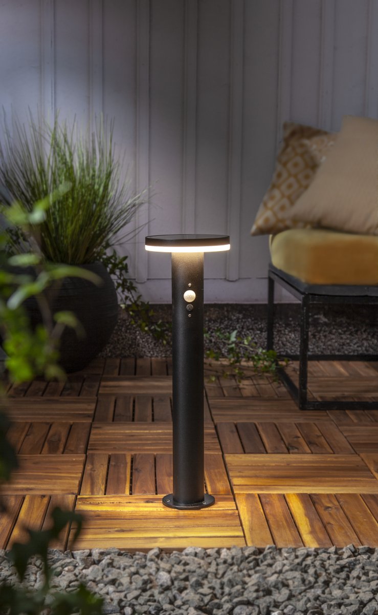 Valletta Noir lampe solaire De Star Trading - En appuyant sur&aring; une troisième fois Avec "ON" vous obtenez la fonction qui fournit 800 lumens pendant environ 45 secondes puis tombe à 60 lumens jusqu'à ce que le PIR soit activé.