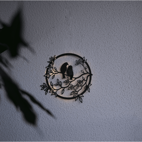Love Birds Noir lampe solaire De Star Trading - Le modèle est conçu comme une silhouette avec des oiseaux et des branches et constitue une belle décoration aussi bien pendant la journée que dans l'obscurité, lorsqu'il brille de gouttes de rosée blanches et chaudes.
