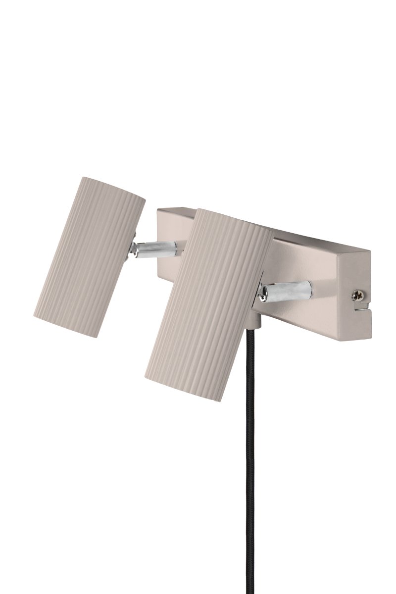 Hubble Beige lampe de lecture De Globen Lighting - L'applique murale Hubble est une applique murale moderne dotée de deux abat-jour tubulaires en métal strié.