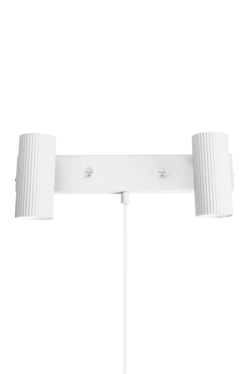 Hubble Blanc lampe de lecture De Globen Lighting - L'applique murale Hubble est une applique murale moderne dotée de deux abat-jour tubulaires en métal strié.