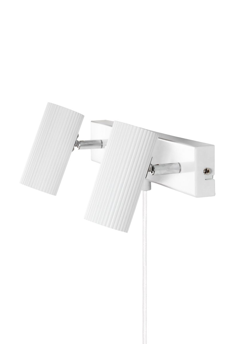 Hubble Blanc lampe de lecture De Globen Lighting - L'applique murale Hubble est une applique murale moderne dotée de deux abat-jour tubulaires en métal strié.