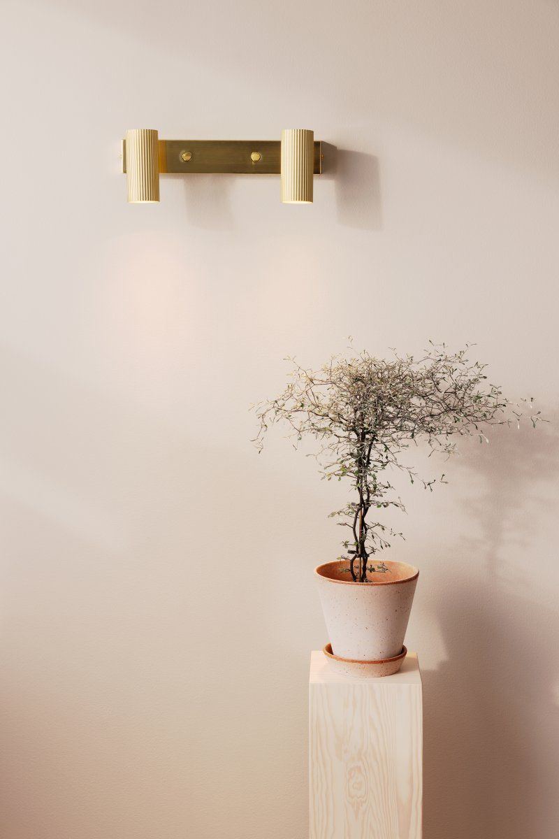 Hubble Laiton brossé lampe de lecture De Globen Lighting - L'applique murale Hubble est une applique murale moderne dotée de deux abat-jour tubulaires en métal strié.