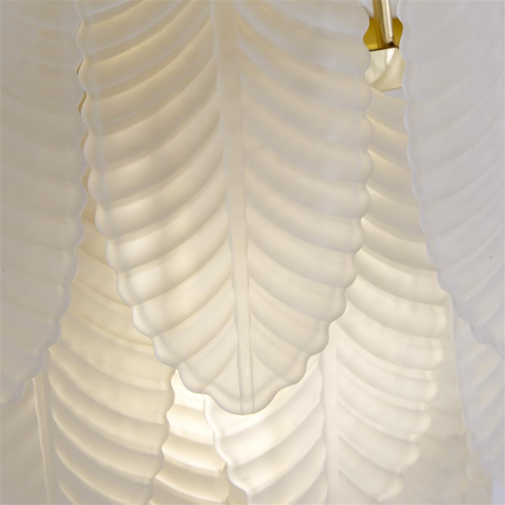 Feather 25cm Blanc/laiton applique murale De Searchlight - Placez-la id&eacute;alement dans votre salon, o&ugrave; elle contribuera &agrave; cr&eacute;er une atmosph&egrave;re apaisante tout en apportant une touche de style &agrave; votre d&eacute;coration.