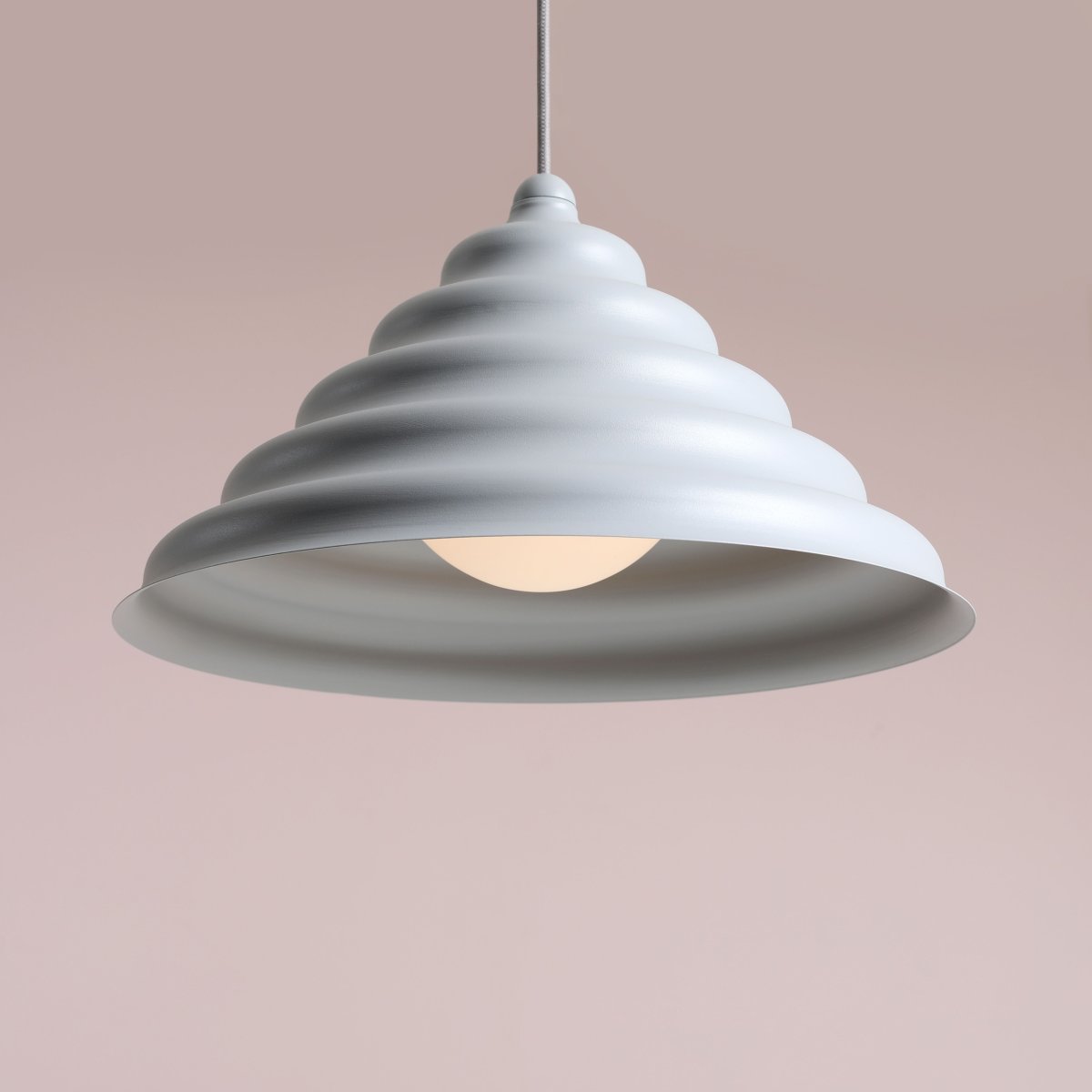Wave Ø36 Bleu suspension De Artera - Wave est une suspension moderne au design rétro, ce qui en fait une lumière polyvalente qui s'intègre dans n'importe quelle maison.