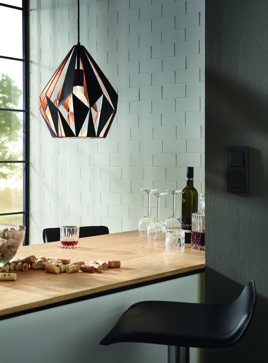 Carlton Ø30 Noir suspension De Eglo - Son ext&eacute;rieur noir s'harmonise parfaitement avec son int&eacute;rieur couleur cuivre, qui diffuse une lumi&egrave;re chaleureuse et intime.
