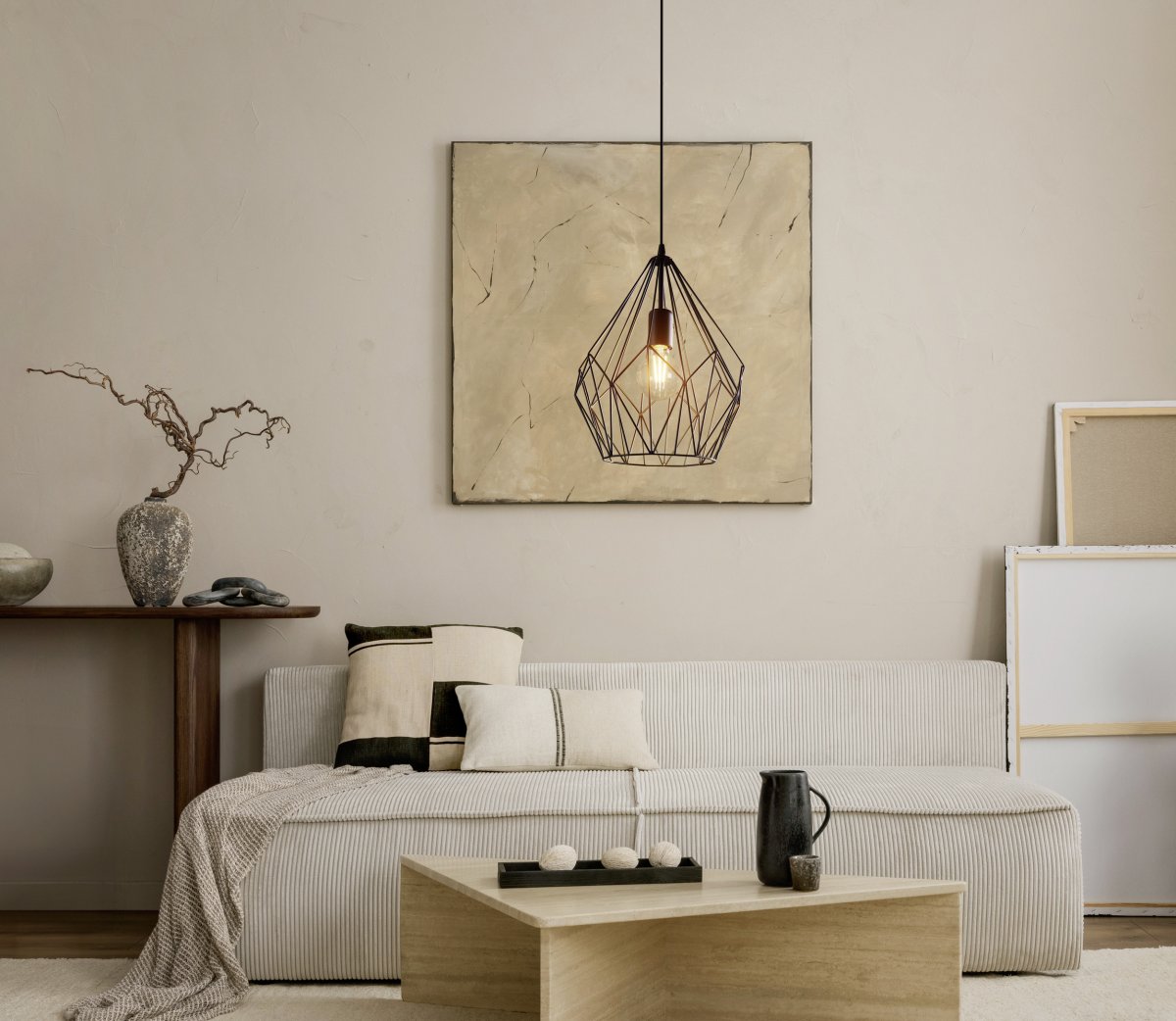 Carlton Ø30 Noir suspension De Eglo - Elle est id&eacute;ale pour apporter une touche tendance et raffin&eacute;e au-dessus d'une table &agrave; manger ou dans un salon.