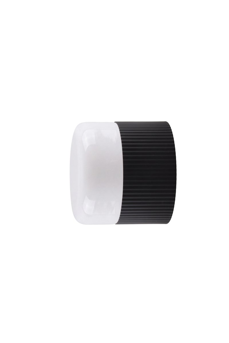 Hubble Ø12 Noir lampe de salle de bain De Globen Lighting - Hubble est une lampe moderne et polyvalente en fer noir avec un abat-jour en verre blanc opale.
