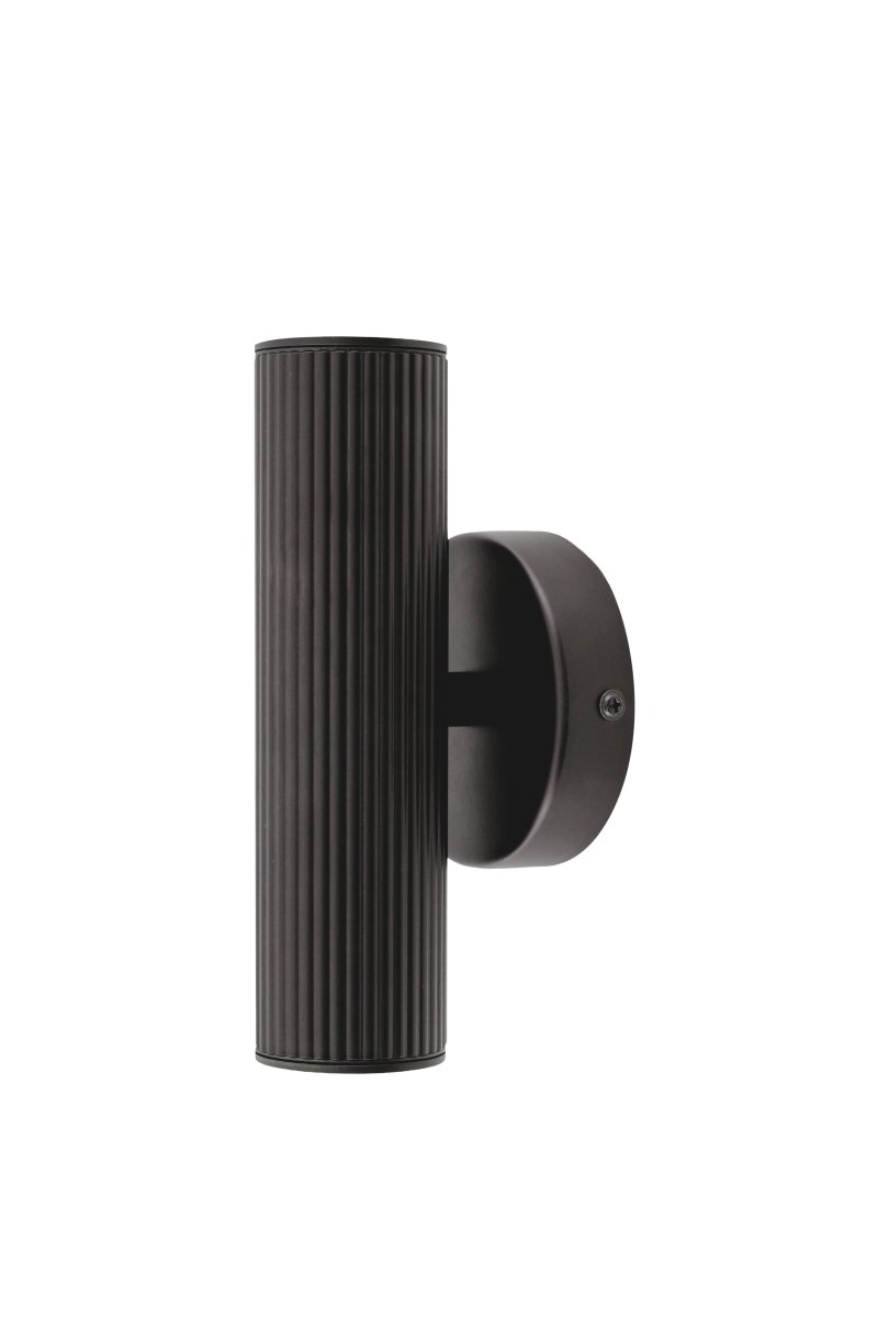 Hubble Noir lampe d’extérieur De Globen Lighting - Hubble est une applique murale noire &eacute;l&eacute;gante qui diffuse la lumi&egrave;re vers le haut et vers le bas, cr&eacute;ant un magnifique jeu de lumi&egrave;re sur le mur.